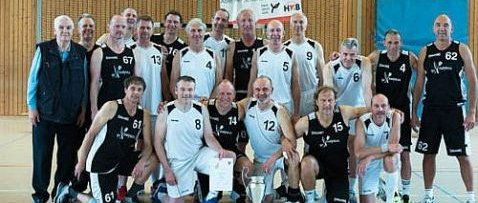 Dt. Meisterschaft 2019: Die beiden Finalisten DJK Köln-Nord (in weißen Trikots) und die SG Krofdorf mit Oldie-Sprecher Helmut Keil (ganz links). Foto Susanne Reim (c) Foto Susanne Rehm